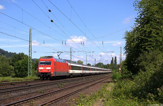 101 071-9 mit dem EC9 Hamburg-Altona - Zürich in Unkel