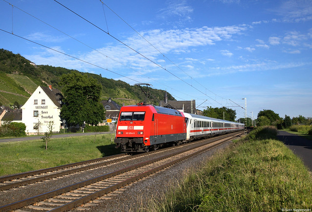 101 054-5 mit dem EC114 von Klagenfurt nach Dortmund bei Leutesdorf