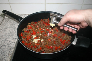 13 - Squeeze garlic in pan / Knoblauch in Pfanne pressen