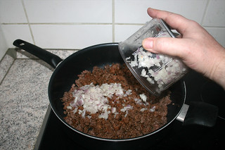 09 - Put diced onion in pan / Gewürfelte Zwiebel in Pfanne geben