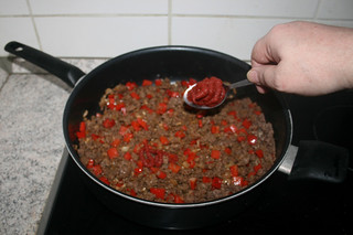 15 - Add tomato puree / Tomatenmark addieren