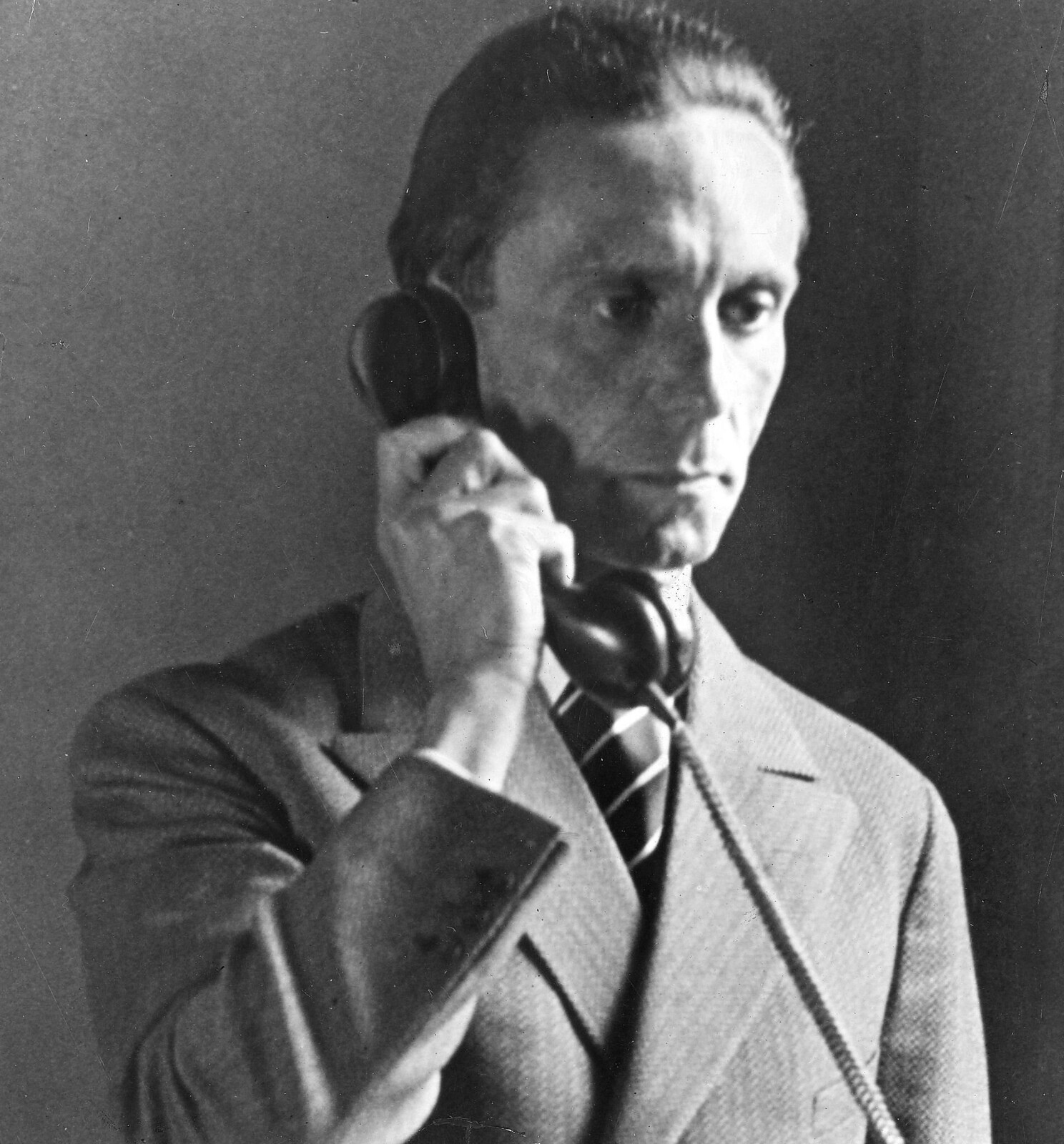 1933. Министр пропаганды Йозеф Геббельс разговаривает по телефону в своем кабинете