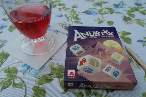 Mineralwasser mit Erdbeersirup zum Würfelspiel "Anubixx"