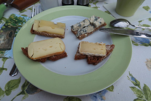 Diverse Käse auf feinem Vollkornbrot