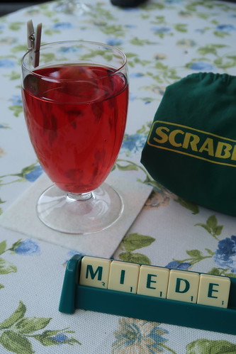 Mineralwasser mit Erdbeersirup zur Partie Scrabble