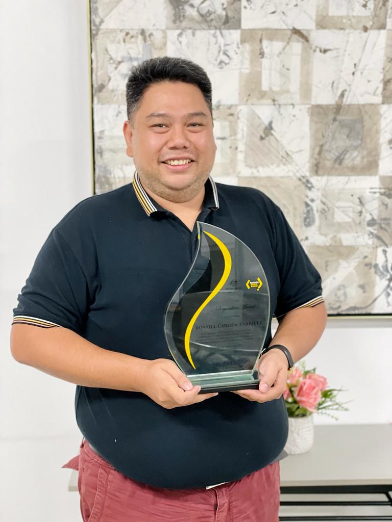 Boom Enriquez recipient of the Bayanihan Award from the Australian Embassy
