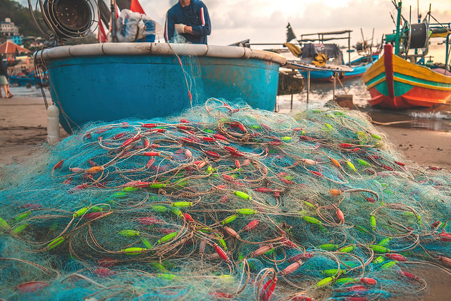 fisherman-casting-his-net-sunrise-sunset-traditional-fishermen-prepare-fishing-net