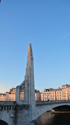 53 Statue de Sainte Genevieve - Pont de la Tournelle