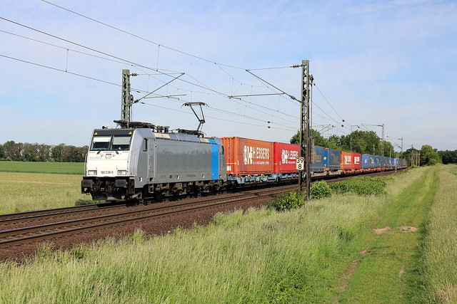 186 538-5  RETRACK / RP  met Rzepin shuttle uit Tilburg met ESSERS containers en LKW WALTER trailers bij Woltorf