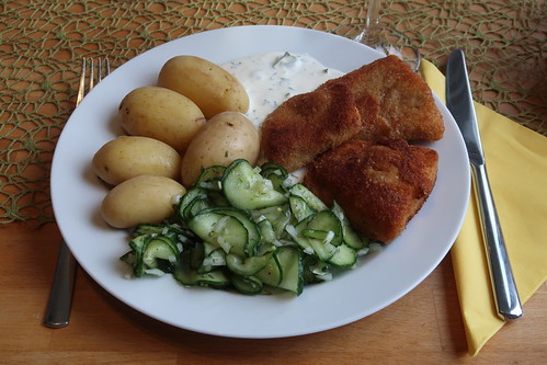 Panierte Filets vom Victoriasee-Barsch mit Joghurtdip, Salzkartoffeln und Gurkensalat (mein Teller)