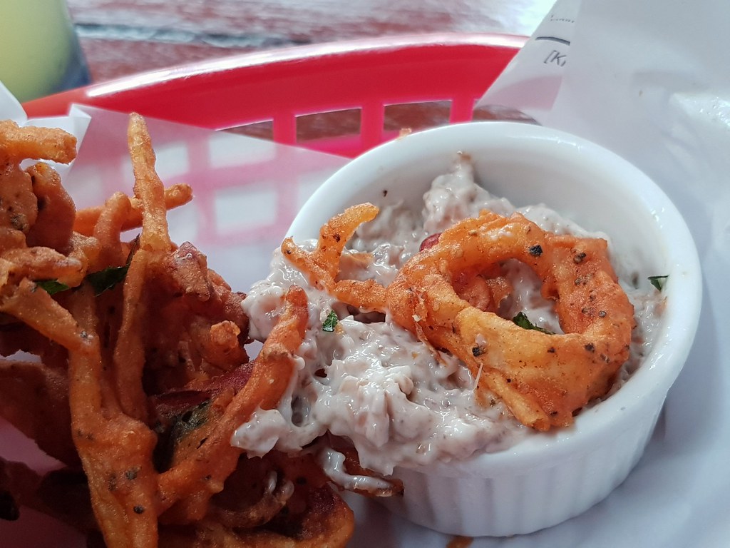 油炸魷魚配姜花塔塔醬 Deep fried calamari and bunga kantan tartar rm$18.90 @ LAVAA RestoBar PJ Seksyen 17