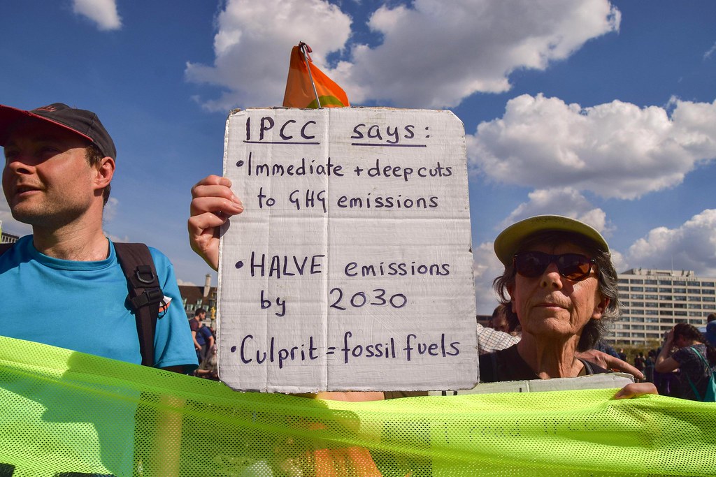 今年4月的倫敦氣候遊行中，公眾手持引用IPCC報告製成的標語。圖片來源：Vuk Valcic／Alamy