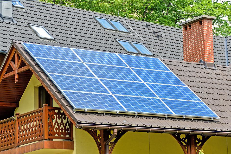 自用的太陽能板白天常會產出過多的電。圖片來源：PhotoMIX-Company／Pixabay
