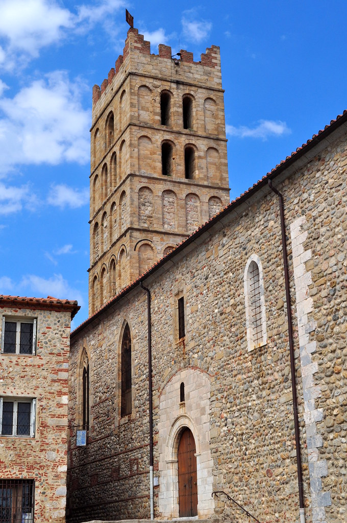 Clocher du midi, cathédrale Ste Eulalie et Ste Julie, XIe-XIIe siècles, Elne, Roussillon, Occitanie, France.