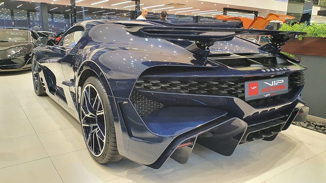 Bugatti Divo Dark Blue carbon fiber body