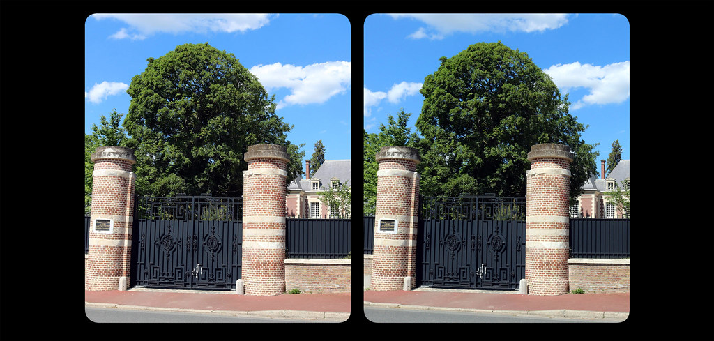 Illustration20-Modern stereo showing the gate of the Château