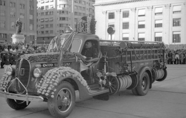 Bautizo del nuevo carro de la 10° Compañía de Santiago, la Bomba España, mientras se interpreta la marcha Real