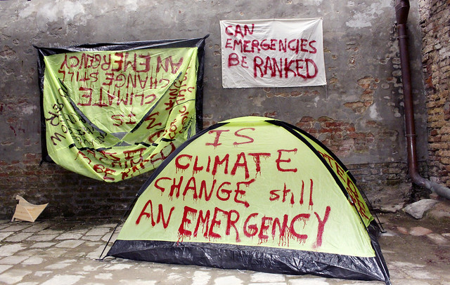 2013--is-climate-change-still-an-emergency-maldives-pavilion---venice-biennale--colonel_ tent banner cliamte change ranking vieuw installation hanging