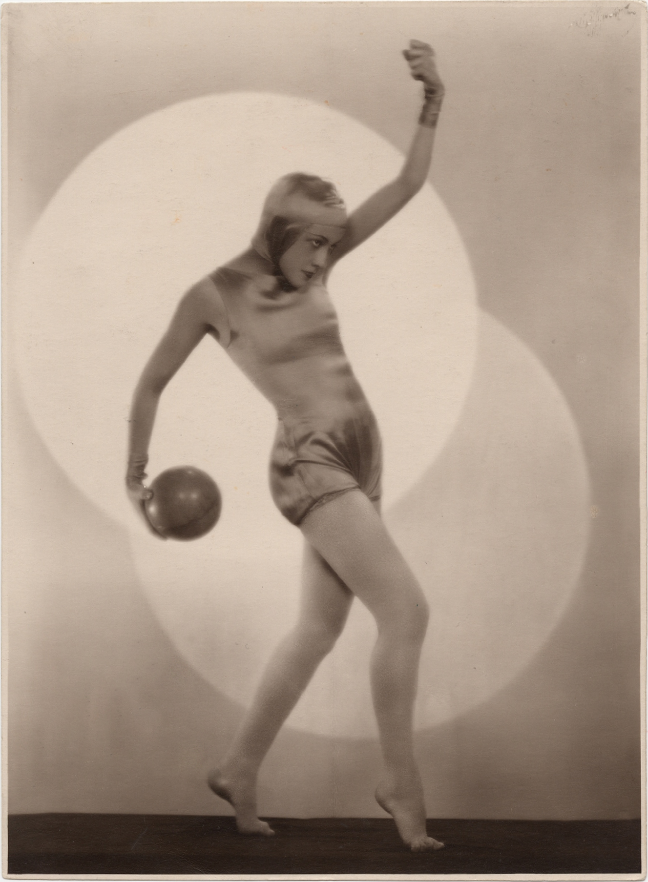 Giannina Censi. Danza euritmica 1 di Mauro Camuzzi. Fotografie d'Arte. Milano, 1930 © MART · Fondo Giannina Censi