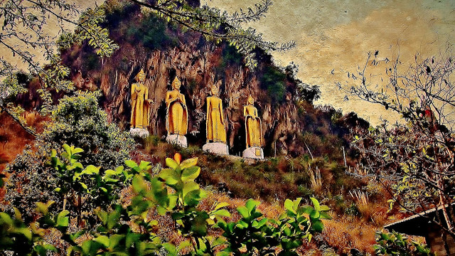 MYANMAR, Burma -  auf dem Weg nach Pindaya, tolle Stupa-Landschaft, Skulpturen, 77879/20779