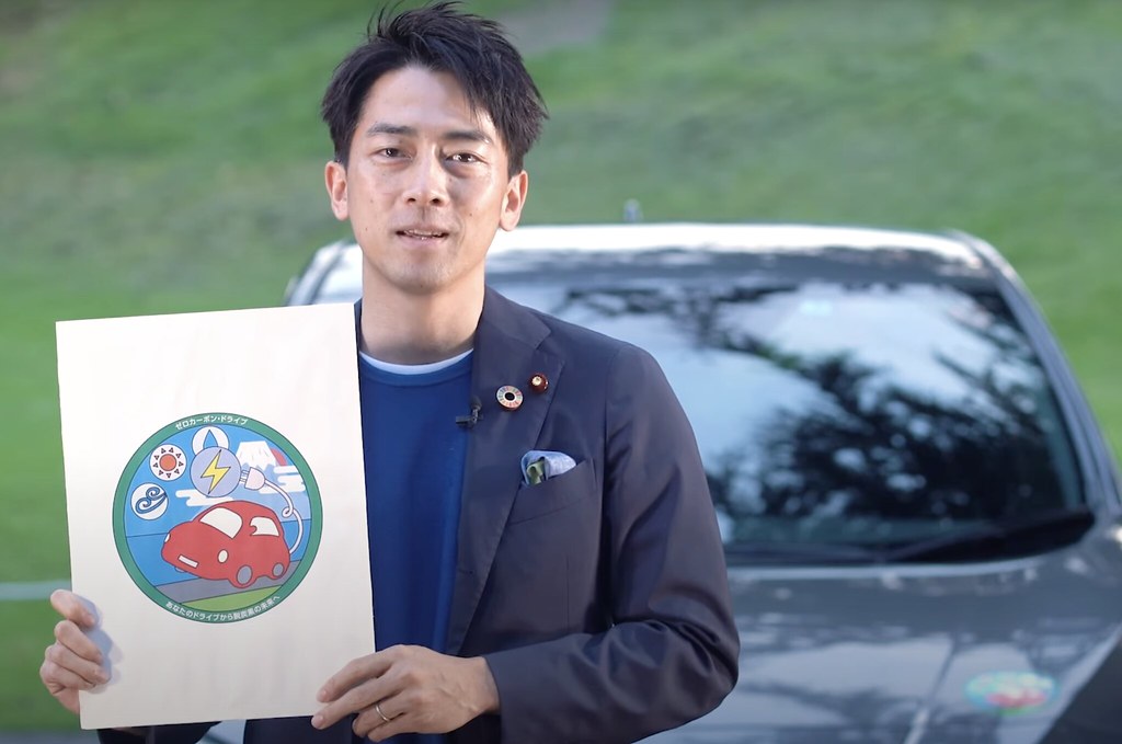 時任日本環境大臣小泉進次郎拿著「零碳駕駛」（ZERO CARBON DRIVE）標誌拍攝宣傳影片。圖片來源：擷取自日本環境省YouTube