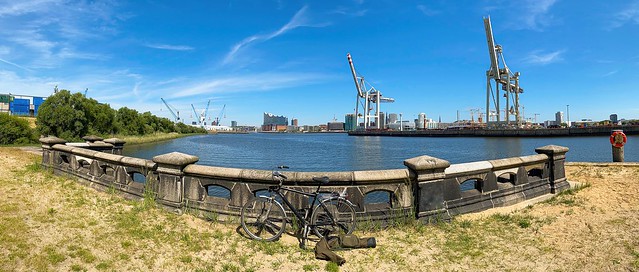 Panoramablick vom Kleinen Grasbrook auf den Hamburger Hafen