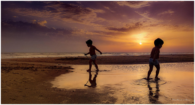 ⭐ Niños jugando en la playa // Children playing on the beach ( EXPLORE 14/06/2022).