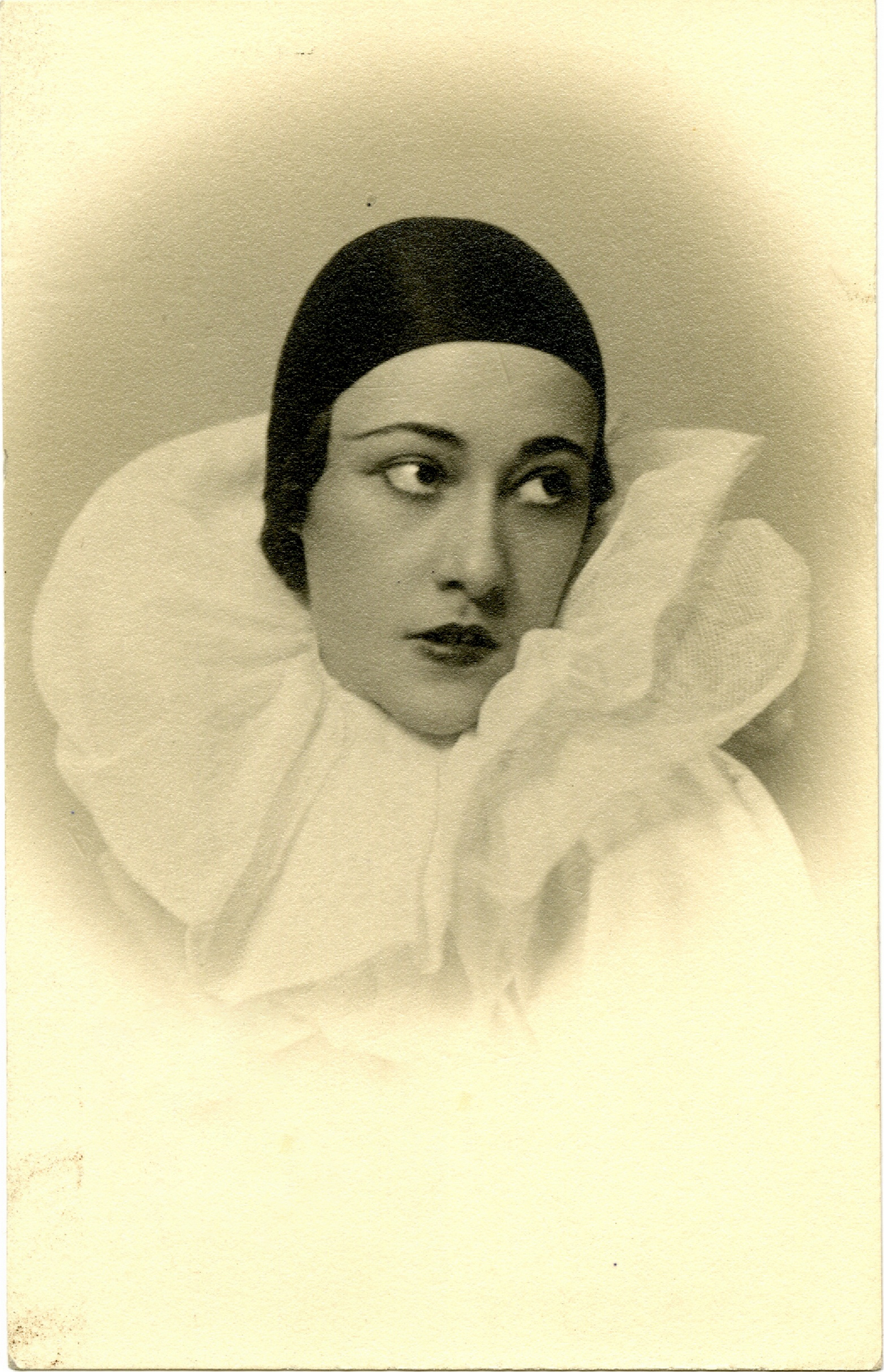 Giannina Censi in costume da Pierrot in Il Carillon Magico di Pick Mangiagalli al teatro San Carlo di Napoli, febbraio 1933 