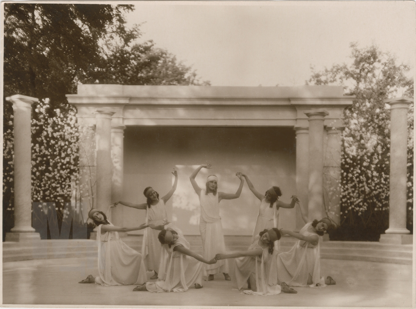 Scena tratta da Il mistero di Persefone al Teatro Licinium di Erba, 1929 di Fot. Camuzzi. Milano. | src Fondo G. Censi ~ Mart (**)