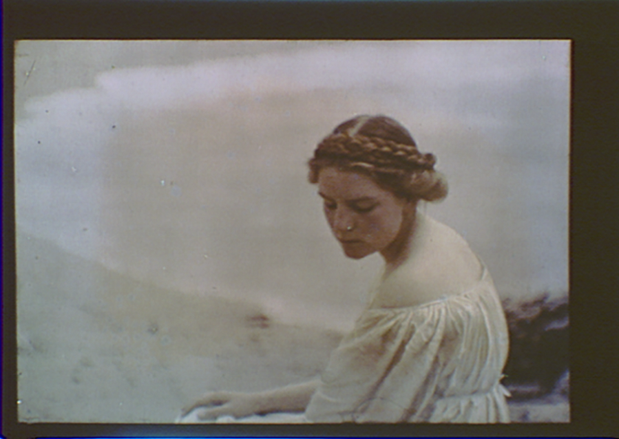 Arnold Genthe :: Helen MacGowan Cooke at the beach in Carmel, California, between 1906 and 1911. Autochrome. (*) | src Library of Congress