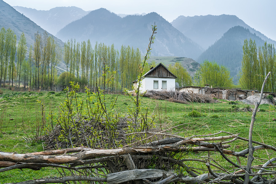 Деревня рядом с озером Иссык-Куль, Киргизия
