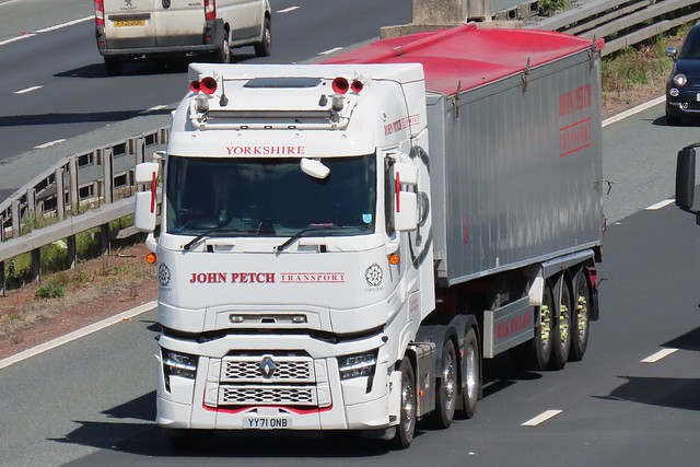 John Petch Transport, Renault T High (YY71ONB) On The A1M Southbound 9/6/22
