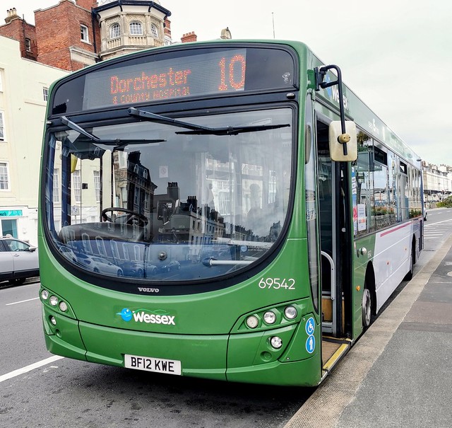 First Wessex 69542 is parked on The Esplanade while preparing for a journey on the 10 to Dorchester & County Hospital. These route 10 branded B7RLE's will be replaced by StreetLites from Portsmouth in the next few months. - BF12 KWE - 23rd September 2021