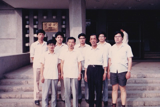 苏老师、史老师与首届研究生合影（1986年）