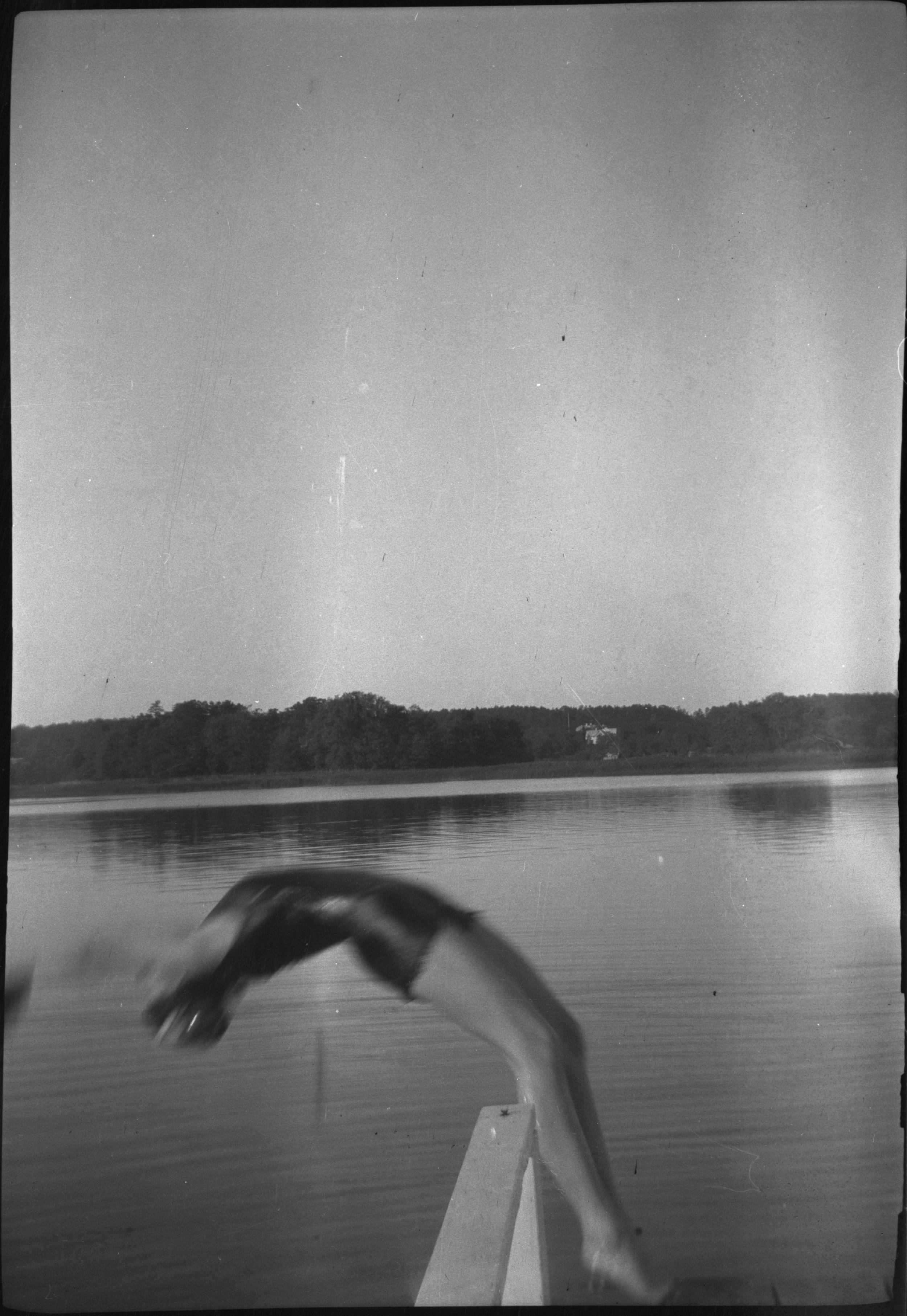 Hjördis på huvudet bakåt / Hjördis dives back, Lovö, Sverige, 1921-09-20. | src Berit Wallenberg's collection at Swedish Heritage Board