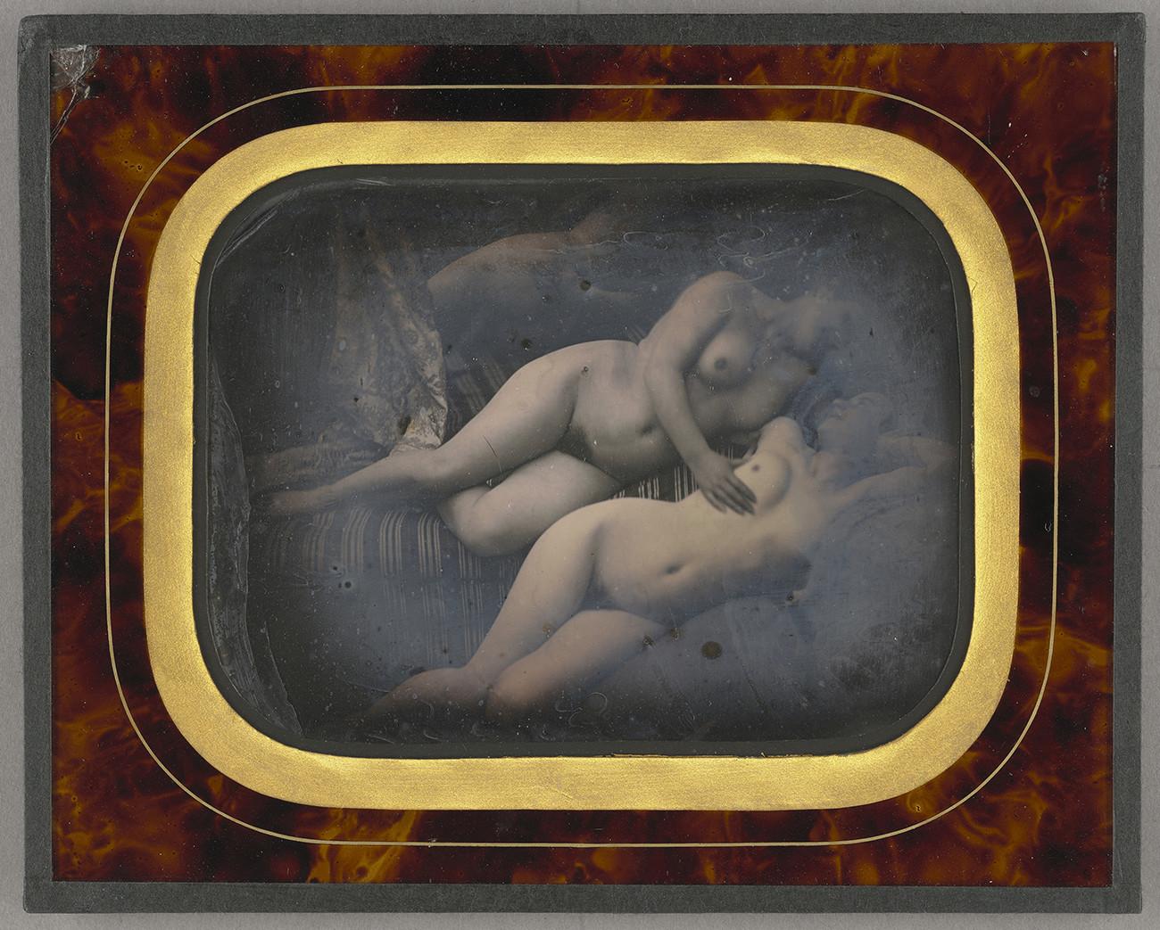 Two Women Embracing. Unknown French maker; about 1848; Daguerreotype, hand-colored. From: Abigail Solomon-Godeau: «Reconsidérer la photographie érotique» | src l'œil de la photographie