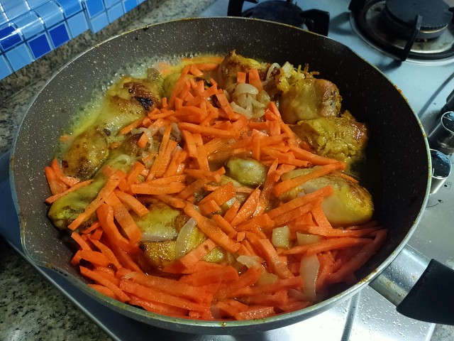 Chicken stewed with carrots