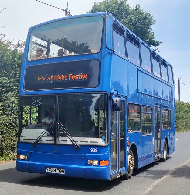 Ex Go-Ahead London PVLs have regularly been on Festival Shuttles for the last 11 years, but this will possibly be the last year that they will be used with these in the process of being replaced by newer driver trainers... - Y739 TGH - 16th June 2022