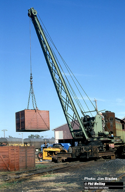 JB334 Crane lifting coal box Pinjarra April 1981