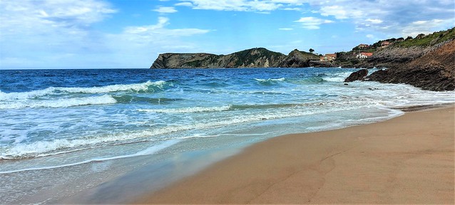 Rincón Este de la playa de Comillas.  Cantabria.