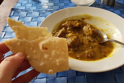 Persisches Lavash-Brot zu Khoresht-e Rivas (= persischer Rindfleischtopf mit Rhabarber)
