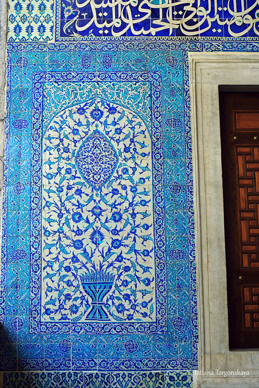 Изникская керамика на стенах тюрбе Турхан-султан