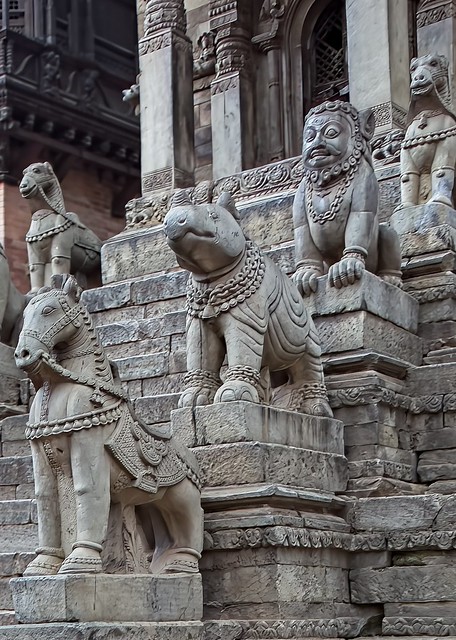 Nepal_Kathmandu valley, Bhaktapur : stone carved statues