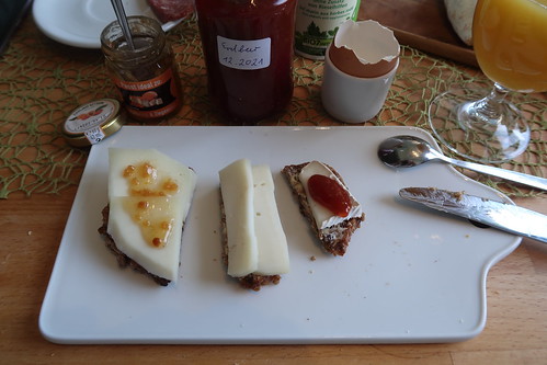 Ziegengouda mit Marillen-Senf-Sauce, Grafschafter Ziegenkäse und Ziegenbrie mit Erdbeermarmelade auf "Unser Schwarzes" Vollkornbrot
