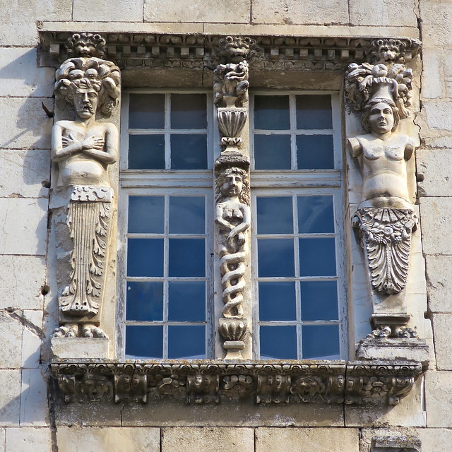 Coulanges-la-Vineuse - Maison Renaissance (détail d'une fenêtre)