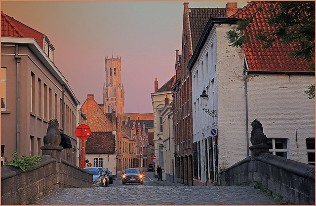 Dans les rues de Bruges et le long des canaux pour la Triennale 2021, Bruges, Flandre Occidentale, Belgique