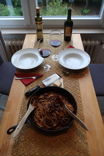 Spaghetti alla puttanesca (Tischbild)