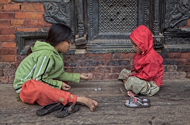 Nepal_Kathmandu valley, Bhaktapur : brother and sister
