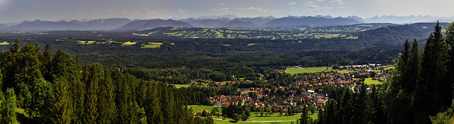 Die Ortschaft Hohenpeißenberg vor den Bergen