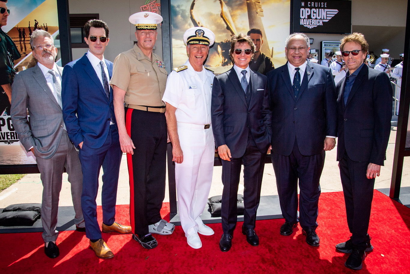 《捍衛戰士：獨行俠》電影主演湯姆・克魯斯（右 3）與海軍合照。（圖片來源：MintPress News）